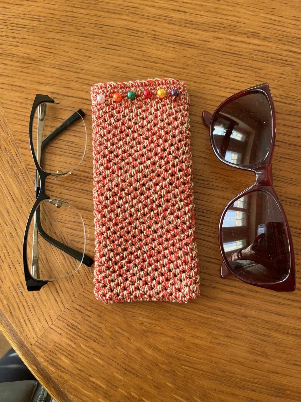 Étui à lunettes en coton rouge beige brillant 15 x 7 cm Fait main au crochet